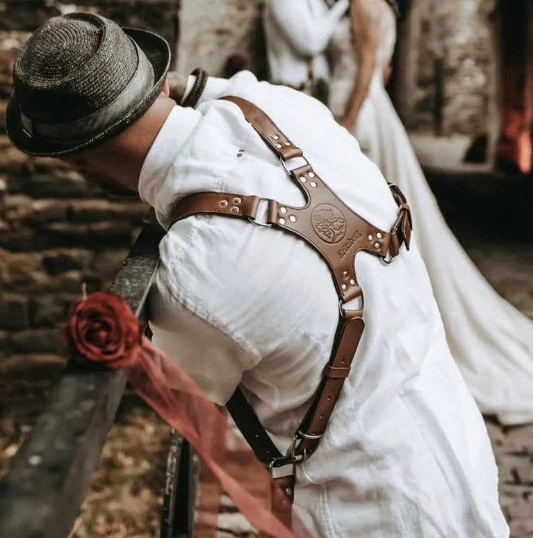 Brauner Leder-Kameragurt im Vintage-Stil bei einer Hochzeit – stilvoller und sicherer Halt für Profifotograf:innen.