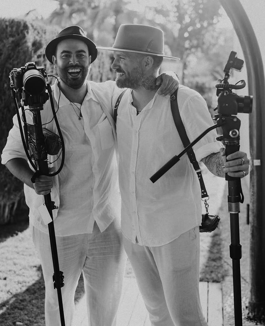 Zwei Hochzeitsfotografen mit Leder-Doppelgurt – perfekte Teamlösung für lange Shootingtage.