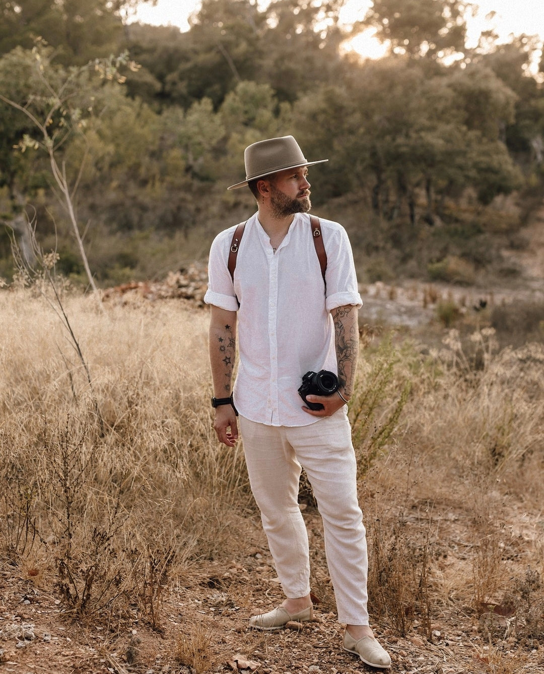 Fotograf mit Premium-Leder-Gurt in der Natur – komfortabel und rückenschonend beim Wandern oder Outdoorshoot.

