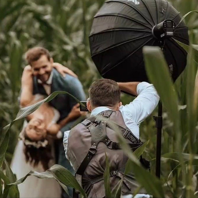 Schwarzer Kameragurt im Outdoor-Hochzeitsshooting – sicherer Sitz auch bei bewegungsintensiven Reportagen.
