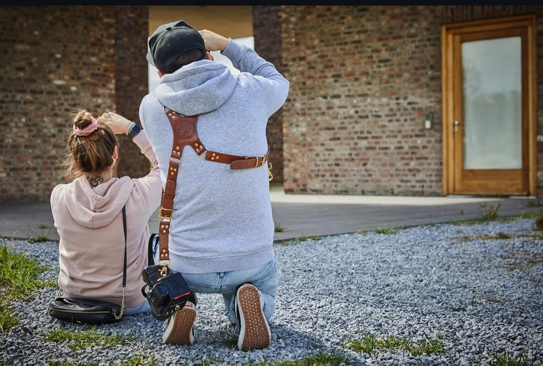 Brauner Dual-Kameragurt für zwei Kameras – handgefertigtes Leder für Hochzeiten und Reportagen.