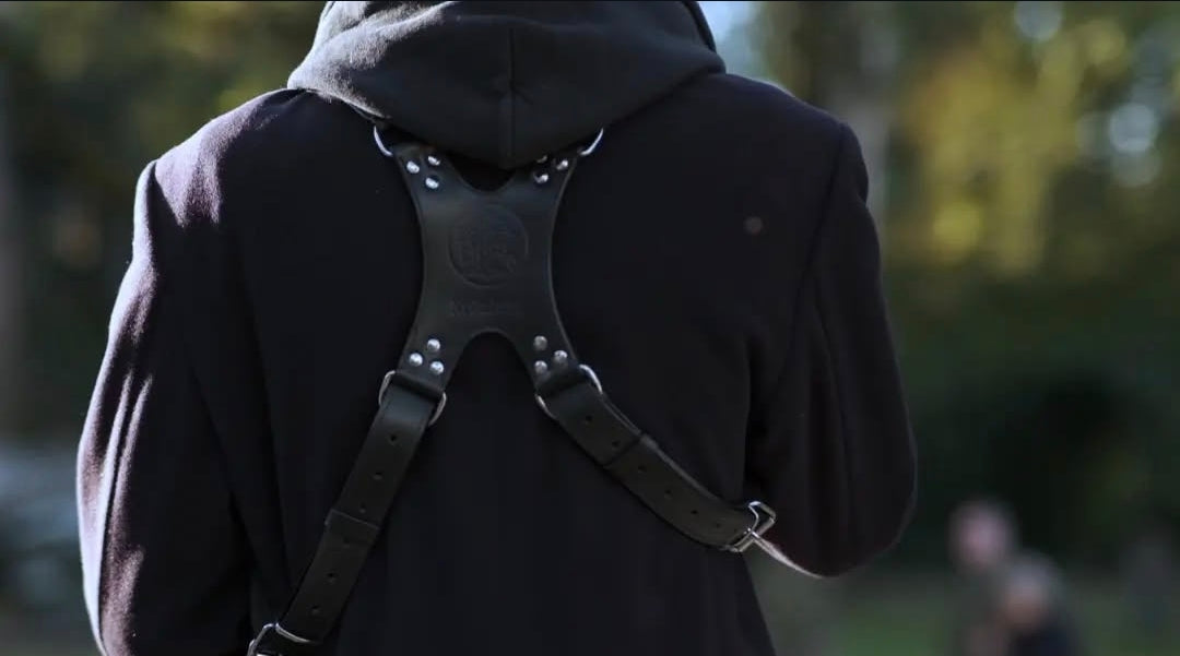 Schwarzer Kameragurt aus Leder für Hochzeitsfotografen – ergonomisches Geschirr für professionelle Shoots.